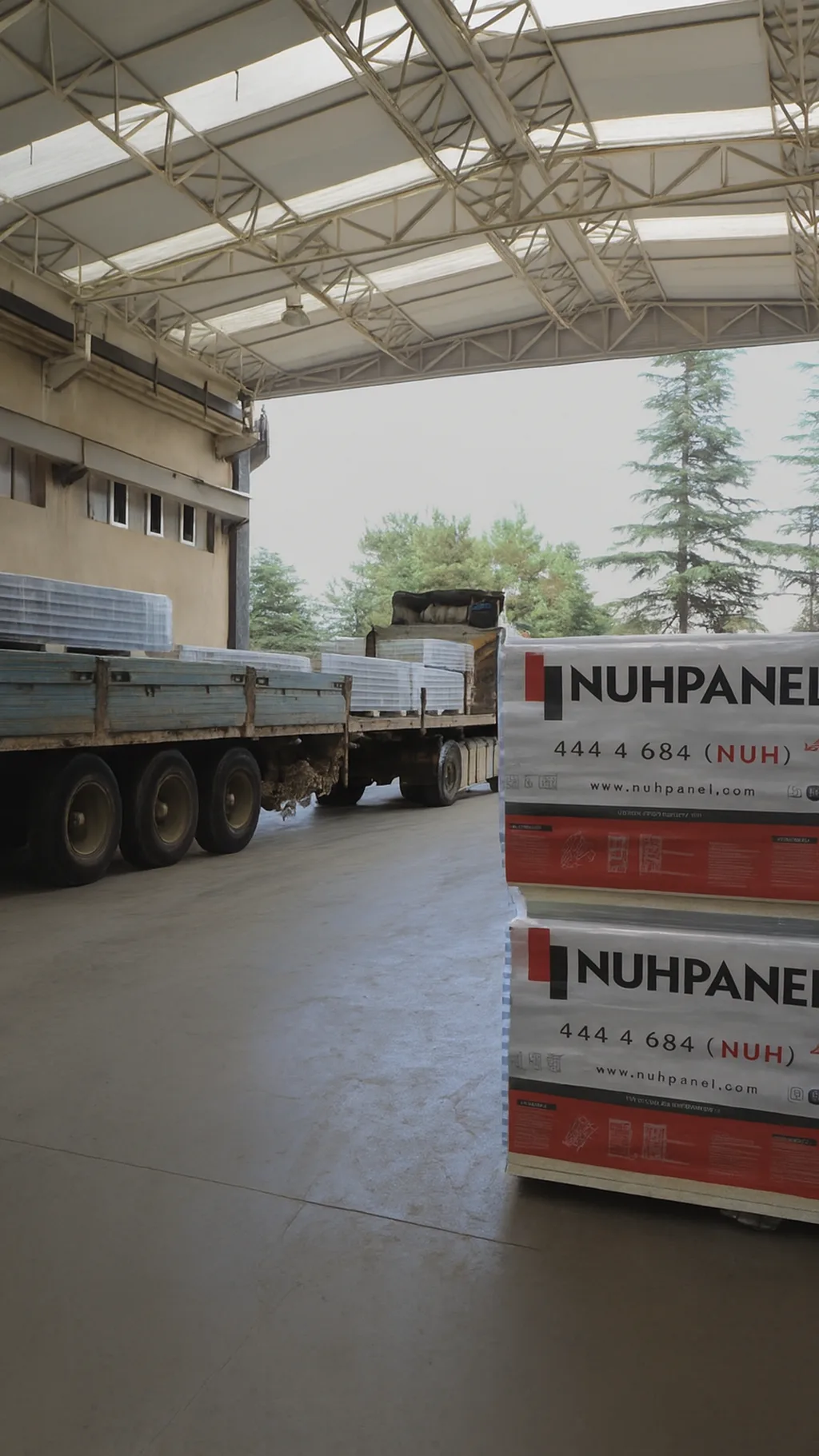 Depoda araca yüklenen panel paketleri